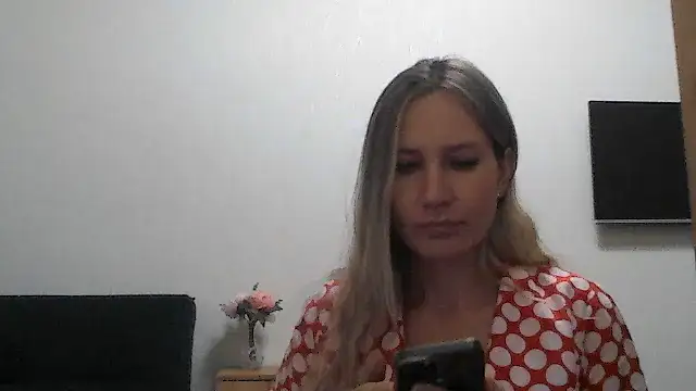 Snapshot of Tavriena chatting on November 4, 2025, 6:07 pm Tavriena online show from November 4, 2025, 6:07 pm