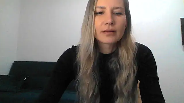 Snapshot of Tavriena chatting on November 8, 2025, 6:51 pm Tavriena online show from November 8, 2025, 6:51 pm