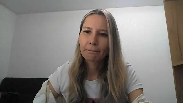 Snapshot of Tavriena chatting on November 12, 2025, 7:35 pm Tavriena online show from November 12, 2025, 7:35 pm