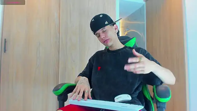 Snapshot of Skinny_batman chatting on September 30, 2025, 4:12 pm Skinny batman online show from September 30, 2025, 4:12 pm