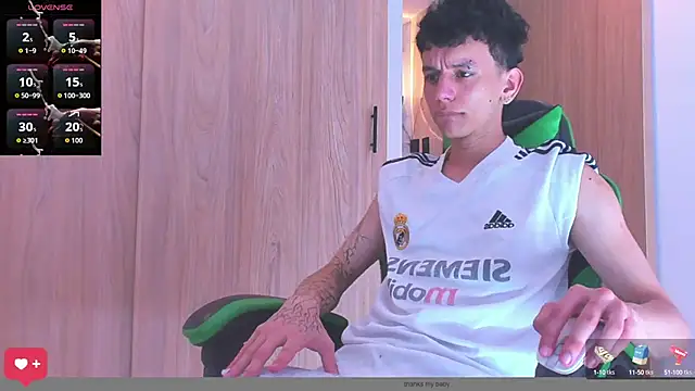 Snapshot of Skinny_batman chatting on October 1, 2025, 4:24 pm Skinny batman online show from October 1, 2025, 4:24 pm