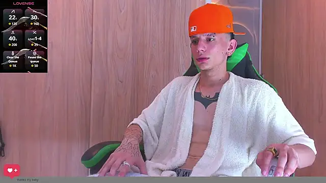 Snapshot of Skinny_batman chatting on October 3, 2025, 10:45 am Skinny batman online show from October 3, 2025, 10:45 am