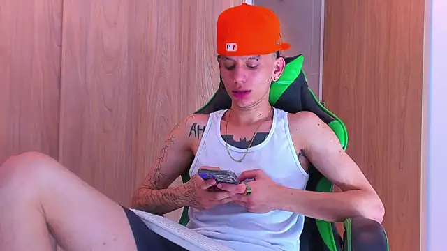 Snapshot of Skinny_batman chatting on October 5, 2025, 4:11 am Skinny batman online show from October 5, 2025, 4:11 am