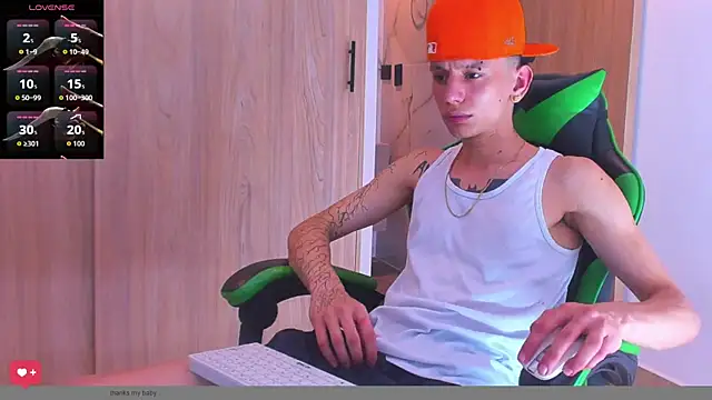 Snapshot of Skinny_batman chatting on October 6, 2025, 4:43 am Skinny batman online show from October 6, 2025, 4:43 am