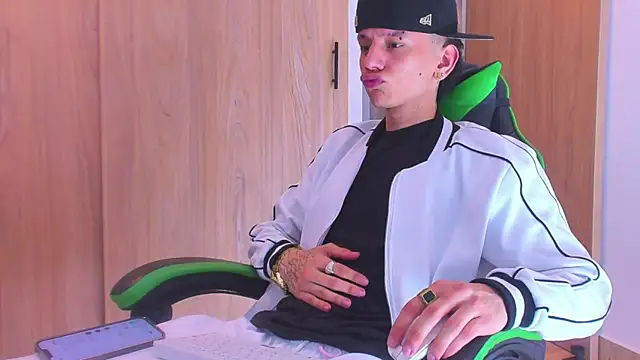 Snapshot of Skinny_batman chatting on October 8, 2025, 12:52 am Skinny batman online show from October 8, 2025, 12:52 am