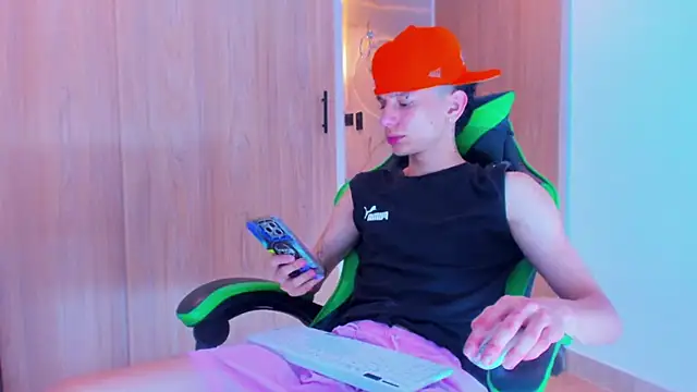 Snapshot of Skinny_batman chatting on October 8, 2025, 11:35 pm Skinny batman online show from October 8, 2025, 11:35 pm