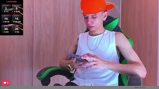 Snapshot of Skinny_batman chatting on October 9, 2025, 9:24 pm Skinny batman online show from October 9, 2025, 9:24 pm