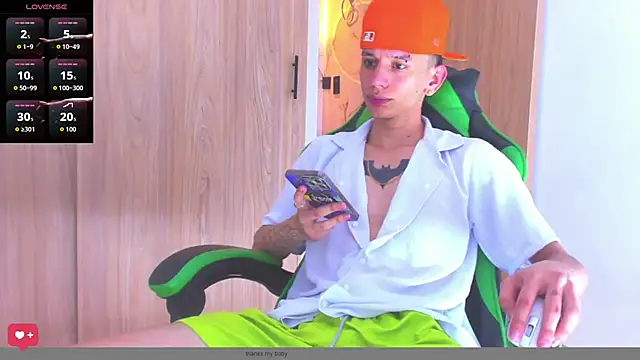 Snapshot of Skinny_batman chatting on October 11, 2025, 12:32 am Skinny batman online show from October 11, 2025, 12:32 am