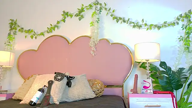 NaiaWhisper online show from October 12, 2025, 6:12 am