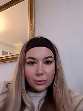 Snapshot of BarbieDolly_x chatting on November 7, 2025, 3:23 pm BarbieDolly x online show from November 7, 2025, 3:23 pm