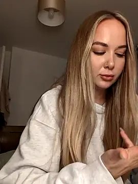 Snapshot of BarbieDolly_x chatting on November 9, 2025, 7:45 pm BarbieDolly x online show from November 9, 2025, 7:45 pm