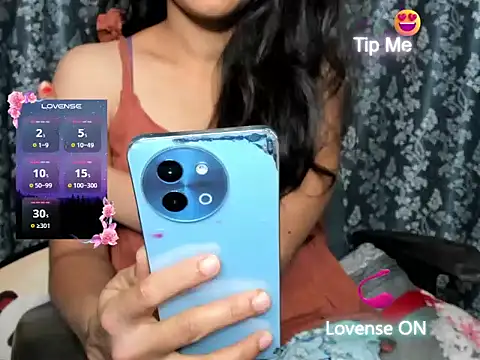 Snapshot of Queen-Bee143 chatting on February 27, 2026, 6:41 pm Queen-Bee143 online show from February 27, 2026, 6:41 pm