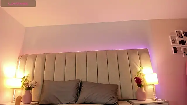 Snapshot of EllaaThorne chatting on October 27, 2025, 7:51 pm EllaaThorne online show from October 27, 2025, 7:51 pm