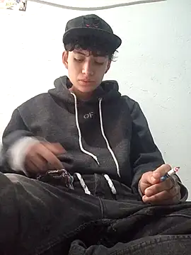 Snapshot of Owen_tomboy chatting on November 3, 2025, 8:43 pm Owen tomboy online show from November 3, 2025, 8:43 pm