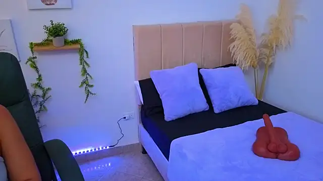 pequitasmedusa9 online show from October 22, 2025, 4:40 pm