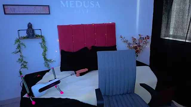 pequitasmedusa9 online show from October 27, 2025, 4:44 pm