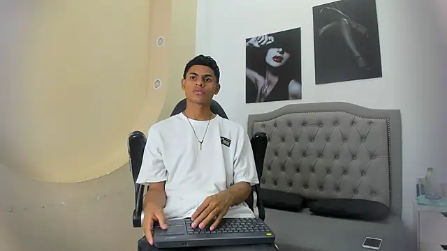 Snapshot of paull_cassidy chatting on November 30, 2025, 11:36 am paull cassidy online show from November 30, 2025, 11:36 am