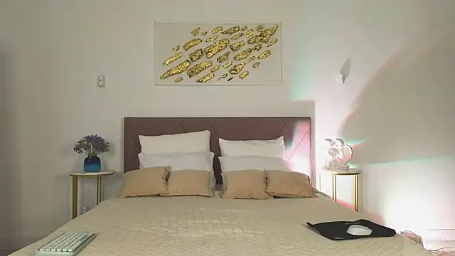 Nicole Broown  online show from April 16, 2026, 9:04 pm