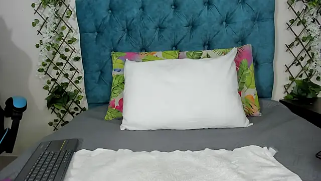 Snapshot of violett__rousee chatting on October 6, 2025, 2:36 pm violett rousee online show from October 6, 2025, 2:36 pm