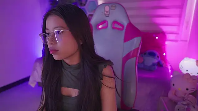 Snapshot of Zoe_Skyler chatting on November 18, 2025, 1:04 pm Zoe Skyler online show from November 18, 2025, 1:04 pm