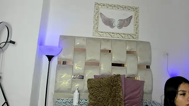 Nyra 18 online show from November 27, 2025, 1:51 am