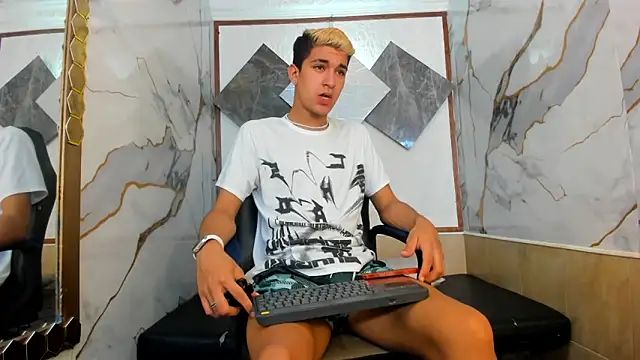 Snapshot of Stiben_boy chatting on October 7, 2025, 7:00 pm Stiben boy online show from October 7, 2025, 7:00 pm