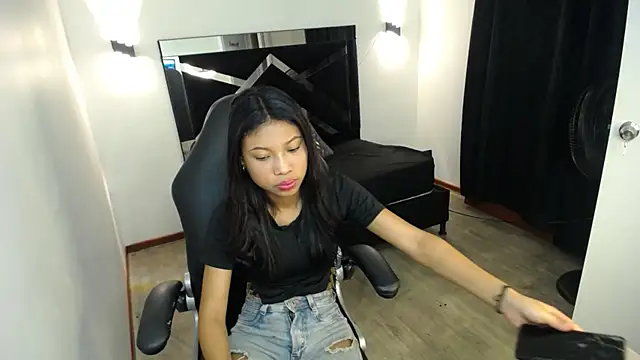 Snapshot of MarianaRojas_ chatting on July 17, 2026, 3:57 am MarianaRojas online show from July 17, 2026, 3:57 am