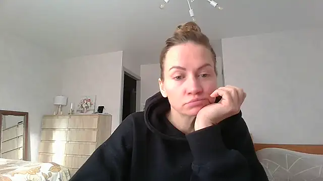 Snapshot of Thavione chatting on February 9, 2026, 9:46 am Thavione online show from February 9, 2026, 9:46 am