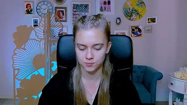 Snapshot of JuneWoods chatting on October 2, 2025, 7:04 am JuneWoods online show from October 2, 2025, 7:04 am