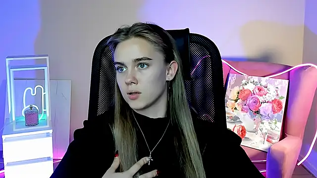 Snapshot of JuneWoods chatting on October 4, 2025, 10:35 am JuneWoods online show from October 4, 2025, 10:35 am