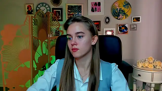 Snapshot of JuneWoods chatting on October 13, 2025, 6:24 am JuneWoods online show from October 13, 2025, 6:24 am