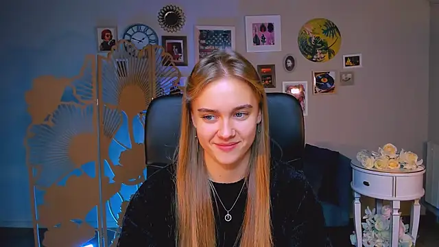 Snapshot of JuneWoods chatting on October 20, 2025, 7:20 am JuneWoods online show from October 20, 2025, 7:20 am