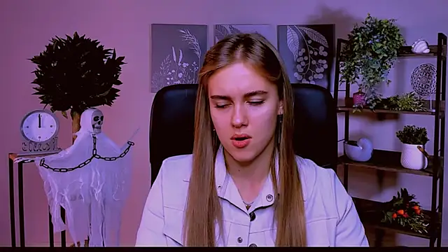 Snapshot of JuneWoods chatting on October 22, 2025, 6:35 am JuneWoods online show from October 22, 2025, 6:35 am