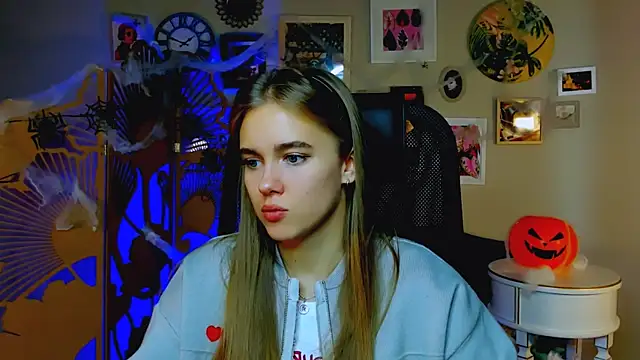 Snapshot of JuneWoods chatting on October 30, 2025, 8:16 am JuneWoods online show from October 30, 2025, 8:16 am