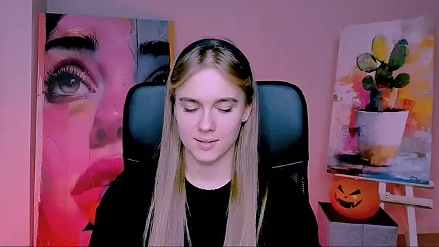 Snapshot of JuneWoods chatting on November 1, 2025, 11:12 am JuneWoods online show from November 1, 2025, 11:12 am