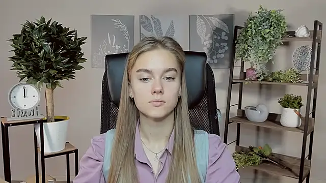 Snapshot of JuneWoods chatting on November 12, 2025, 7:42 am JuneWoods online show from November 12, 2025, 7:42 am