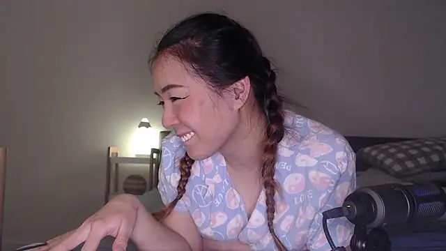 Snapshot of blueburrypie chatting on October 23, 2025, 1:21 pm blueburrypie online show from October 23, 2025, 1:21 pm