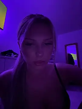 blondeeee online show from December 17, 2025, 5:52 pm