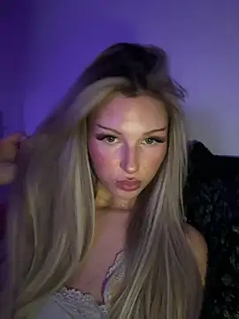 Snapshot of blondeeee chatting on February 7, 2026, 6:11 pm blondeeee online show from February 7, 2026, 6:11 pm