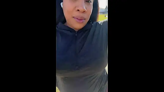 Snapshot of NeliaHexxen chatting on November 12, 2025, 6:19 pm NeliaHexxen online show from November 12, 2025, 6:19 pm