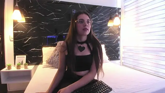 Snapshot of ZOE_LE chatting on October 27, 2025, 11:47 am ZOE LE online show from October 27, 2025, 11:47 am