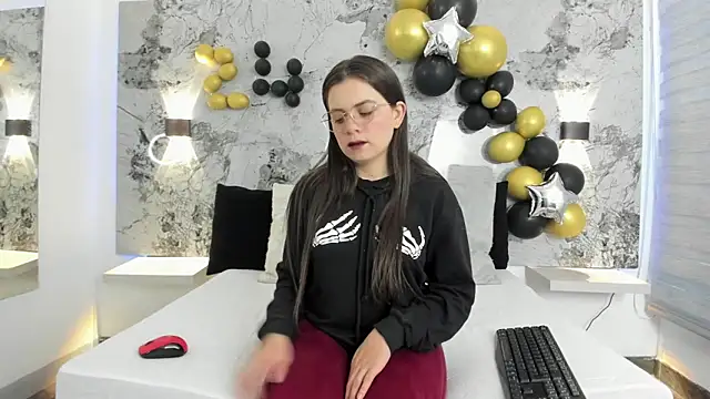 ZOE LE online show from April 15, 2026, 12:01 pm