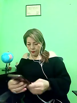 Snapshot of VANESSA__01 chatting on October 17, 2025, 12:19 pm VANESSA 01 online show from October 17, 2025, 12:19 pm