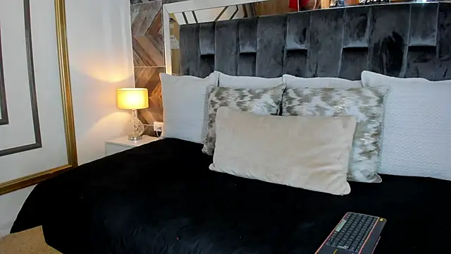 Snapshot of NaylaGrey chatting on October 4, 2025, 11:41 am NaylaGrey online show from October 4, 2025, 11:41 am