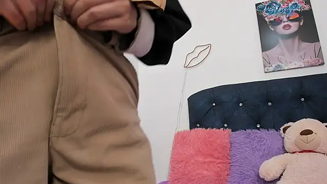 Snapshot of Kyvella_Myric chatting on October 30, 2025, 8:42 pm Kyvella Myric online show from October 30, 2025, 8:42 pm