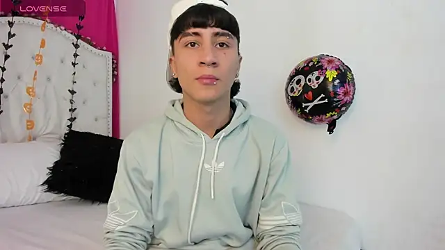 XaanderGrey online show from October 15, 2025, 3:34 pm