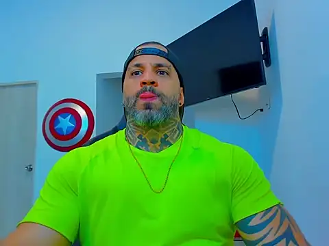 Snapshot of JoshRigby chatting on October 9, 2025, 10:19 pm JoshRigby online show from October 9, 2025, 10:19 pm