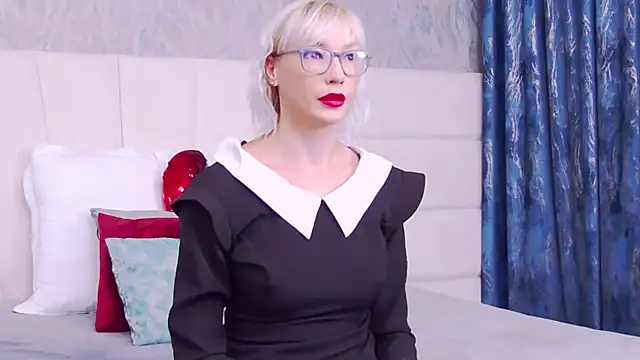 Snapshot of LoreneMoonlight chatting on October 10, 2025, 8:08 pm LoreneMoonlight online show from October 10, 2025, 8:08 pm