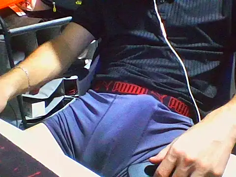 AlbertoRuiz086 online show from October 28, 2025, 6:17 am