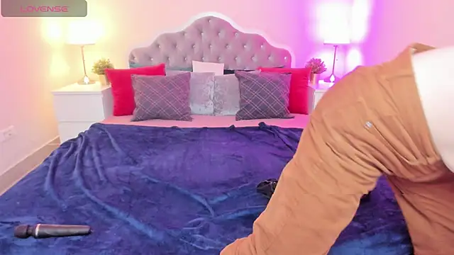 Snapshot of CamillaDreamer chatting on November 2, 2025, 4:53 pm CamillaDreamer online show from November 2, 2025, 4:53 pm